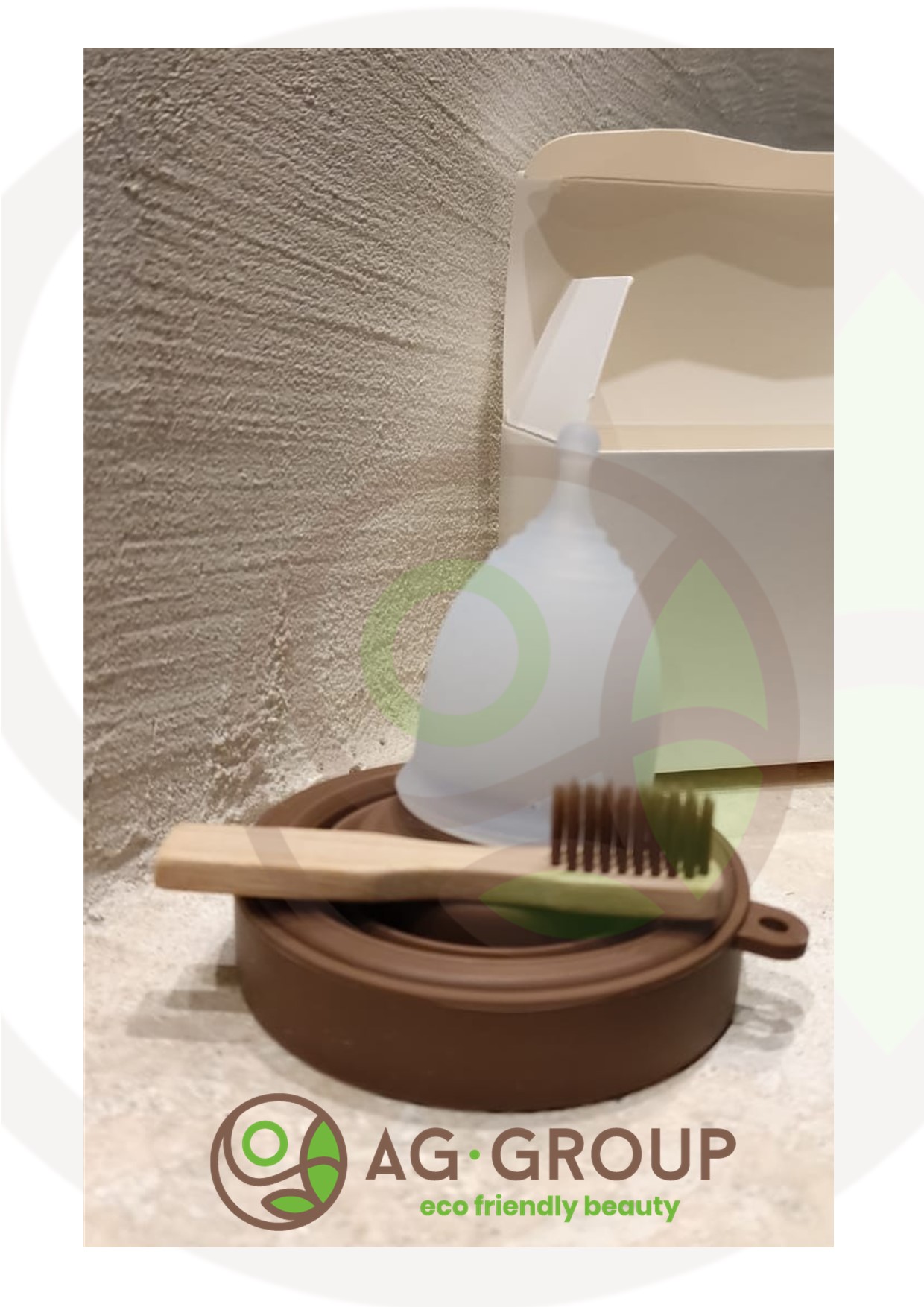 Featured image for “Coppetta mestruale con contenitore e spazzolino in bambu'”