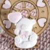 CIONDOLO RUOTA DI CUORI ROSA CON ORSETTA BIMBA