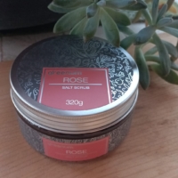 Scrub corpo al sale e rosa 320 gr.