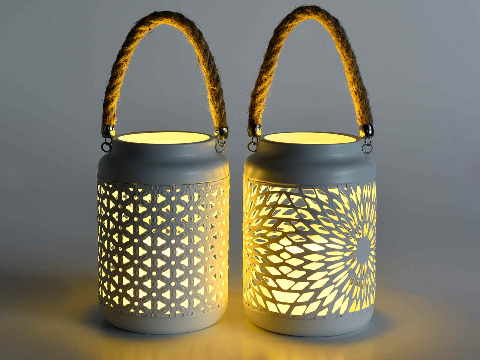 Featured image for “Set 2 lanterne in metallo con candela elettronica e manico in corda”